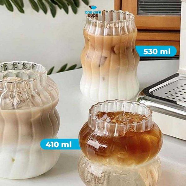 ginee_20251126165721410_1289201010.jpg One Two Cups Gelas Kaca Aesthetic Kopi Teh Wave Stripe Shape - GK24